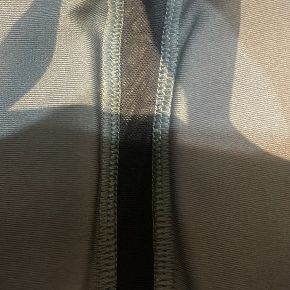 Under Armour crisscross bra with removable pads, size medium - Picture 3 of 4